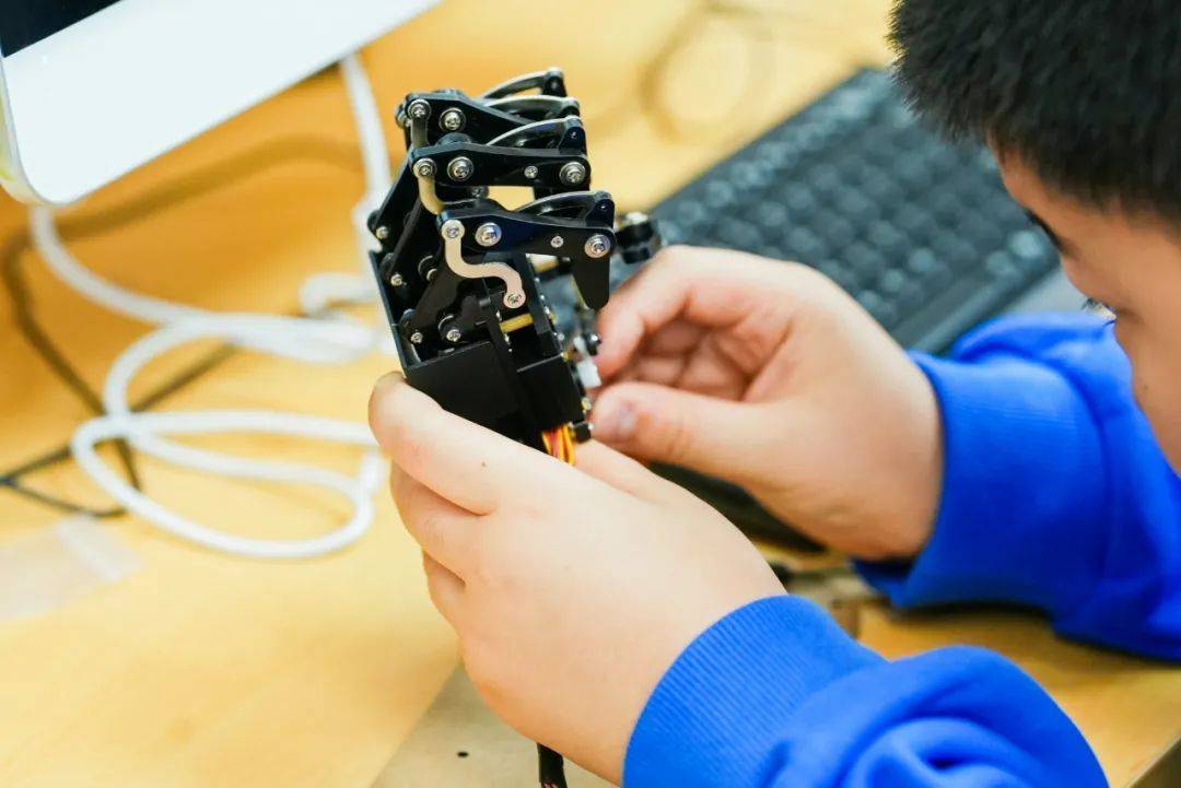 CQ9电子span style=font-size： 18px;斯坦星球Python AI课又出大招！软硬件结合项目制实践自研40款硬件让娃早早驾驭人工智能！span(图1)