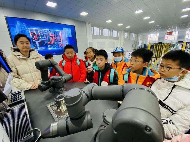 CQ9电子机器人做的奶茶好香啊!大众日报淄博融媒体中心小记者触摸前沿科技(图2) CQ9电子机器人做的奶茶好香啊!大众日报淄博融媒体中心小记者触摸前沿科技(图2)