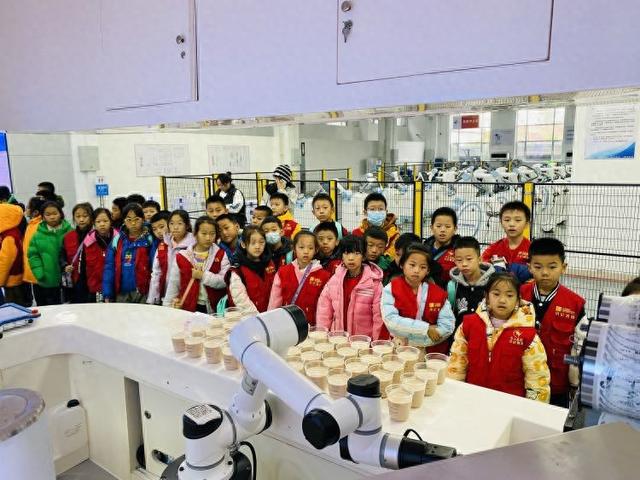 CQ9电子机器人做的奶茶好香啊!大众日报淄博融媒体中心小记者触摸前沿科技(图1) CQ9电子机器人做的奶茶好香啊!大众日报淄博融媒体中心小记者触摸前沿科技(图1)