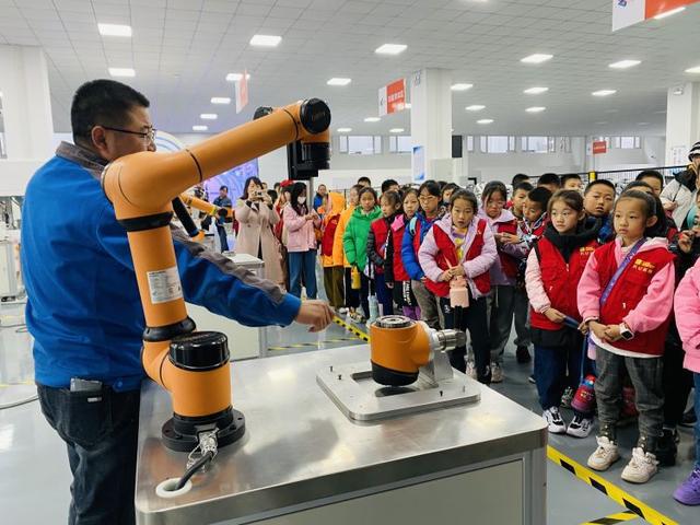 CQ9电子机器人做的奶茶好香啊!大众日报淄博融媒体中心小记者触摸前沿科技(图3) CQ9电子机器人做的奶茶好香啊!大众日报淄博融媒体中心小记者触摸前沿科技(图3)