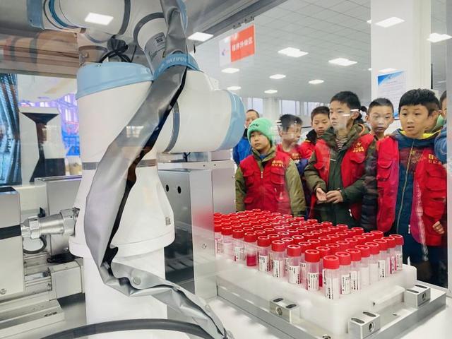 CQ9电子机器人做的奶茶好香啊!大众日报淄博融媒体中心小记者触摸前沿科技(图6) CQ9电子机器人做的奶茶好香啊!大众日报淄博融媒体中心小记者触摸前沿科技(图6)