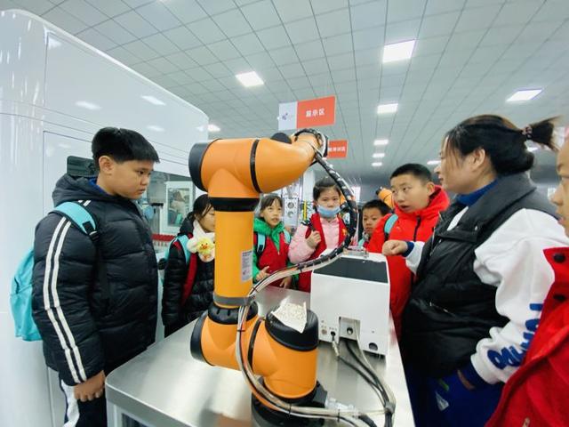 CQ9电子机器人做的奶茶好香啊!大众日报淄博融媒体中心小记者触摸前沿科技(图5) CQ9电子机器人做的奶茶好香啊!大众日报淄博融媒体中心小记者触摸前沿科技(图5)