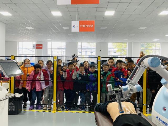 CQ9电子机器人做的奶茶好香啊!大众日报淄博融媒体中心小记者触摸前沿科技(图7) CQ9电子机器人做的奶茶好香啊!大众日报淄博融媒体中心小记者触摸前沿科技(图7)