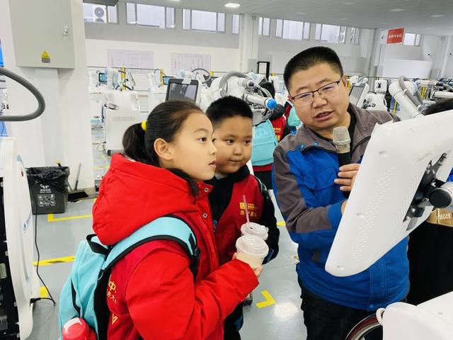 CQ9电子机器人做的奶茶好香啊!大众日报淄博融媒体中心小记者触摸前沿科技(图4) CQ9电子机器人做的奶茶好香啊!大众日报淄博融媒体中心小记者触摸前沿科技(图4)