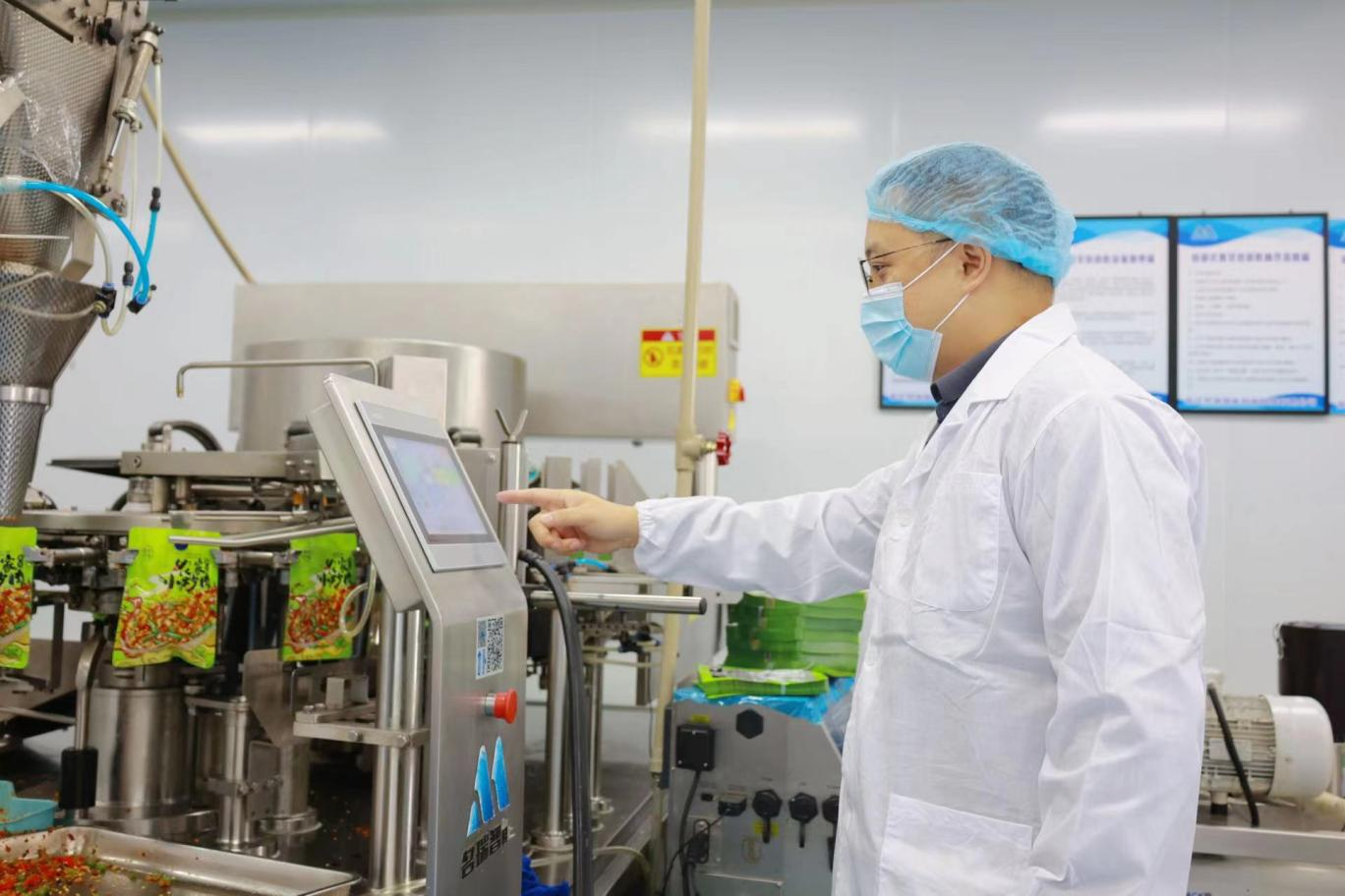 CQ9电子长沙湘龙街道:回“湘”当“厨子” 菜香飘“九州”(图1) CQ9电子长沙湘龙街道:回“湘”当“厨子” 菜香飘“九州”(图1)