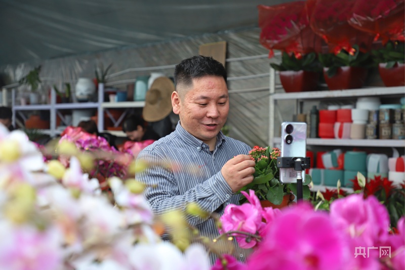 【新春走基层】太原90后夫妻 用科技赋能花卉养殖(图2)