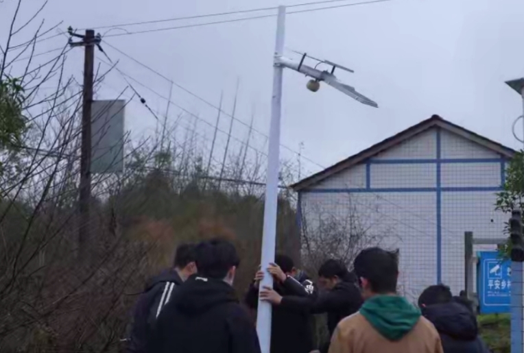 厉害！这群大学生开发出能“动脑筋”的路灯(图1)