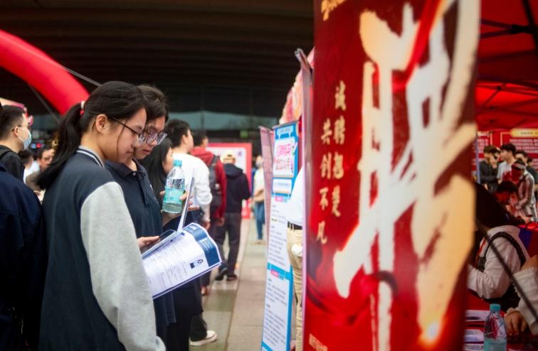 招聘会开进高铁站 春招火热 市场信心够足！(图2)