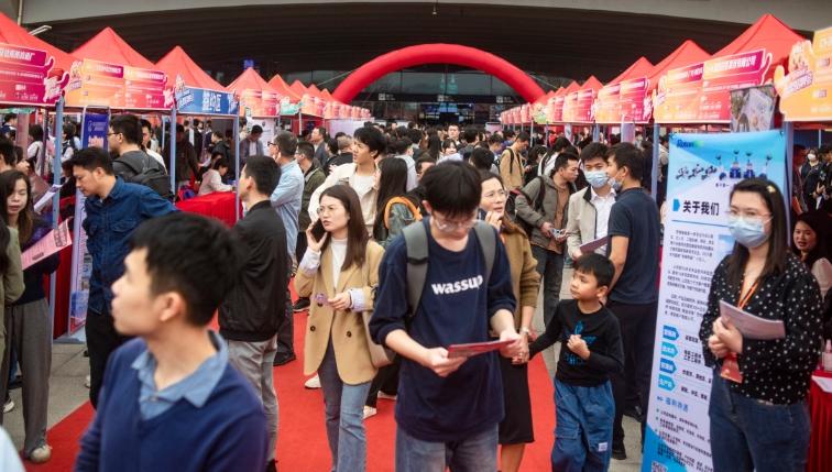 招聘会开进高铁站 春招火热 市场信心够足！(图1)