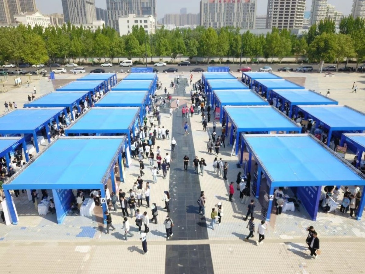 近万人参与!2024中原软件产业人才大会暨就业双选会隆重召开(图2) 近万人参与!2024中原软件产业人才大会暨就业双选会隆重召开(图2)