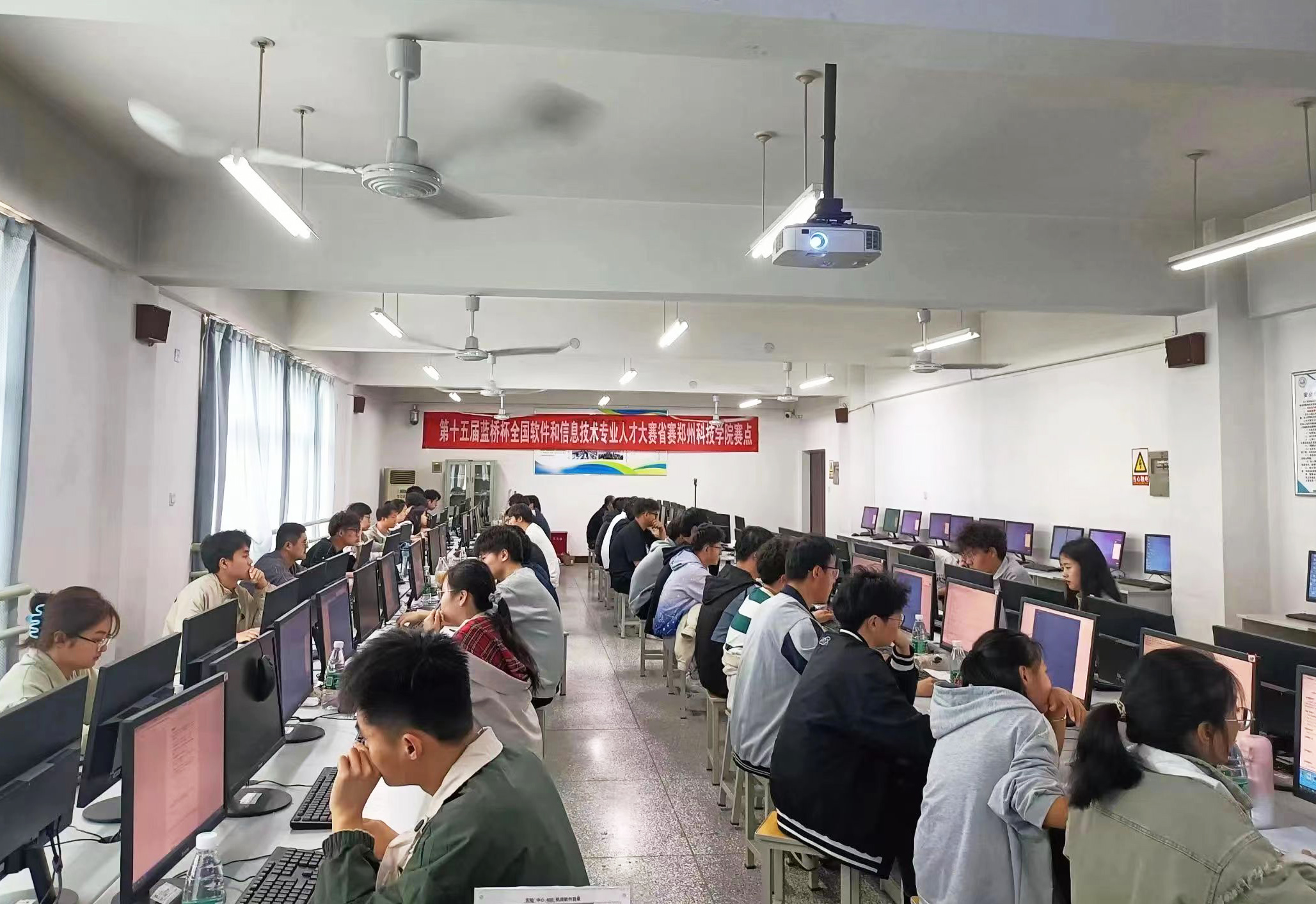 再创佳绩！郑州科技学院在全国软件和信息技术专业人才大赛省赛中获多项大奖(图1)