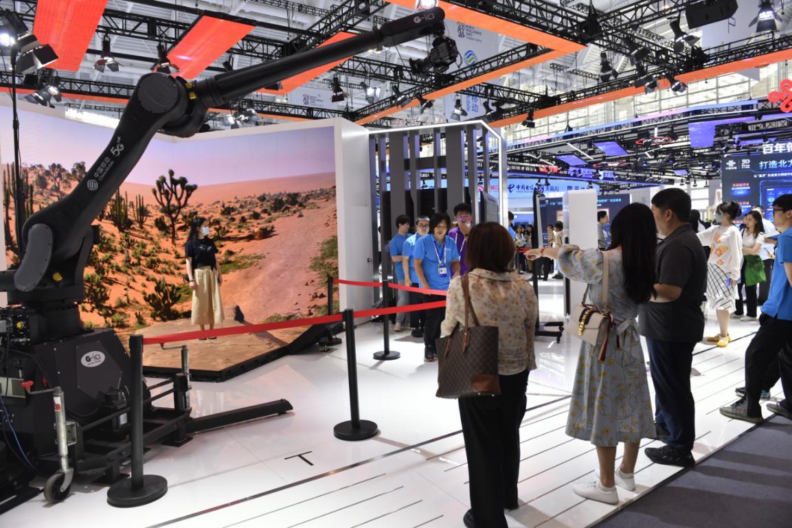 天津移动5G云特拍带市民体验大片特效拍摄(图2) 天津移动5G云特拍带市民体验大片特效拍摄(图2)