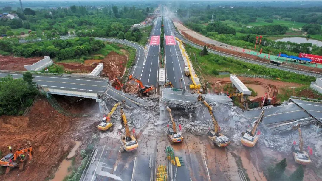 微柏软件智慧赋能京港澳高速湖北段“五桥同爆” 83座天桥门架一次性集中拆除(图4) 微柏软件智慧赋能京港澳高速湖北段“五桥同爆” 83座天桥门架一次性集中拆除(图4)