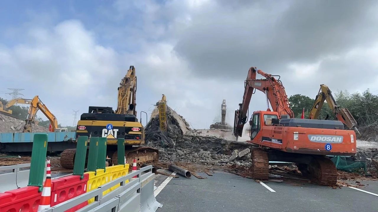 微柏软件智慧赋能京港澳高速湖北段“五桥同爆” 83座天桥门架一次性集中拆除(图5) 微柏软件智慧赋能京港澳高速湖北段“五桥同爆” 83座天桥门架一次性集中拆除(图5)